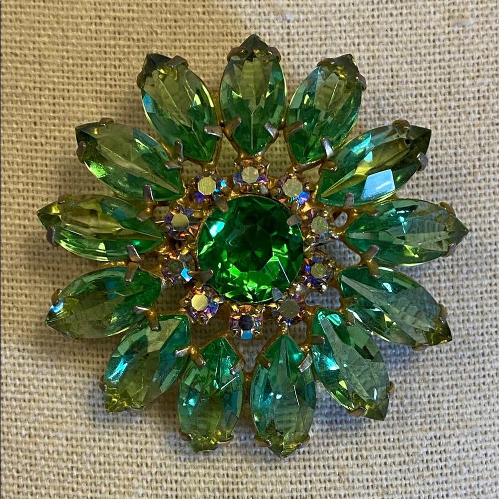 Juliana Style Vintage Green Crystal Rhinestone Flower Brooch
PRICE IS FIRM